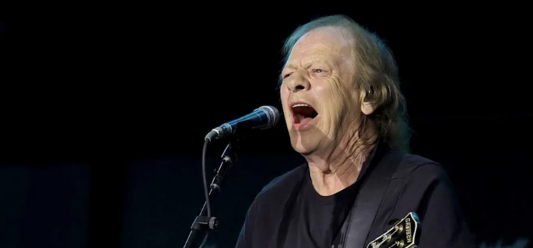 Stevie Young hospitalizado